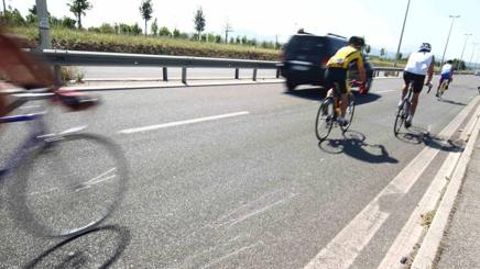 Litiga con i ciclisti li investe e fugge un